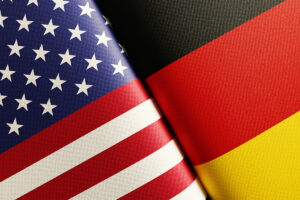 Amerikanisches und deutsches Flaggenpaar. Horizontale Komposition mit Kopierraum und selektivem Fokus