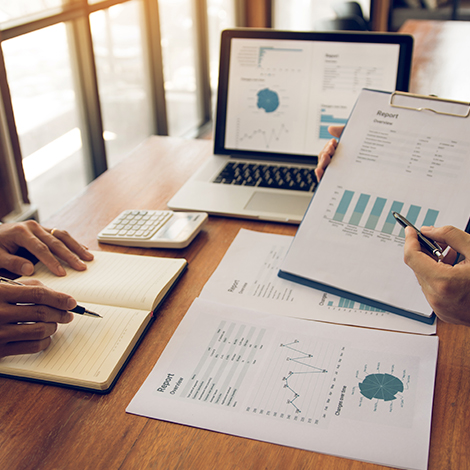 HowardZangwill-WorkWith Coworkers analysis strategy with discussing a financial planning graph