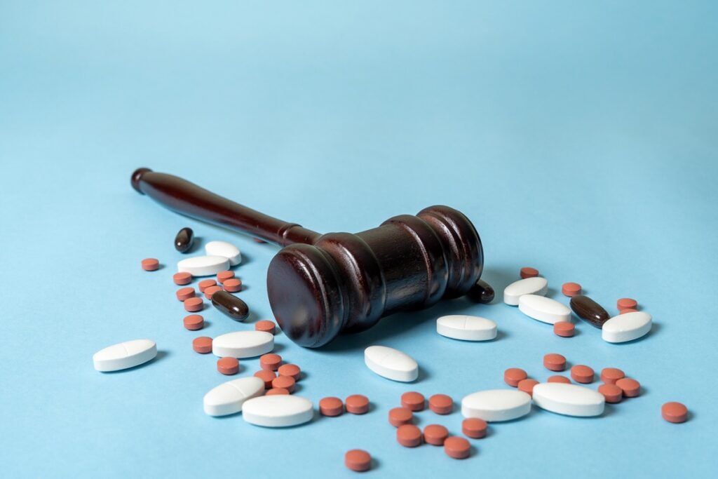 Crimes in the pharmaceutical industry, illegal drug sales, lawsuits against pharmaceutical companies. Fraudulent and illegal conduct by pharmaceutical companies